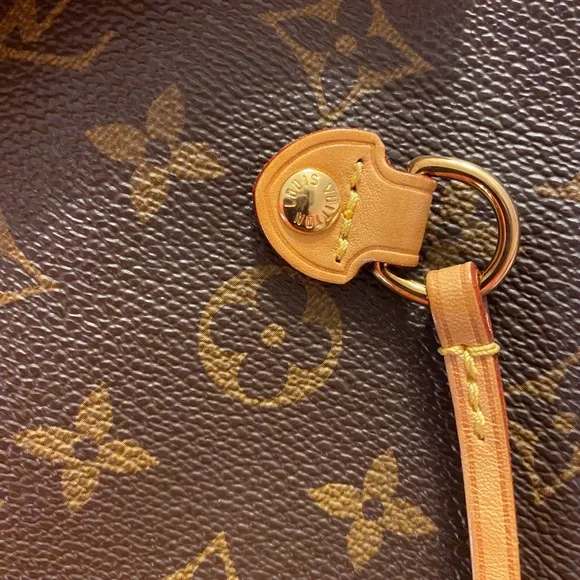 Louis Vuitton Monogram Neverfull MM - Picture 8 of 16